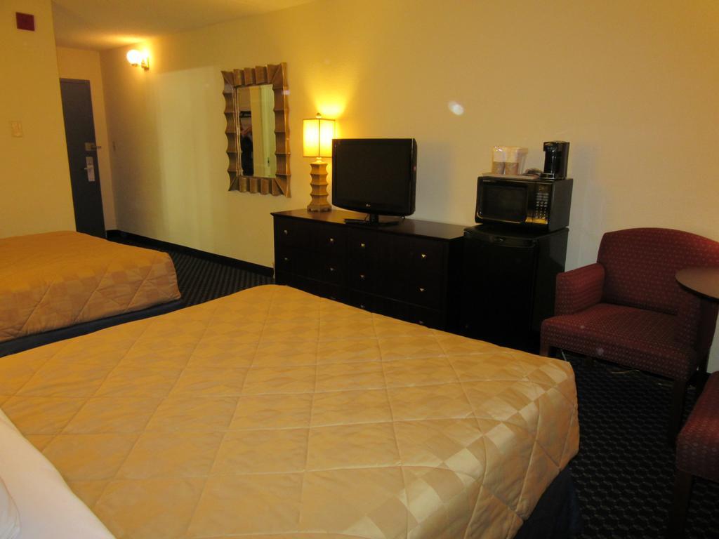 Atrium Hotel & Conference Center Hutchinson Buitenkant foto