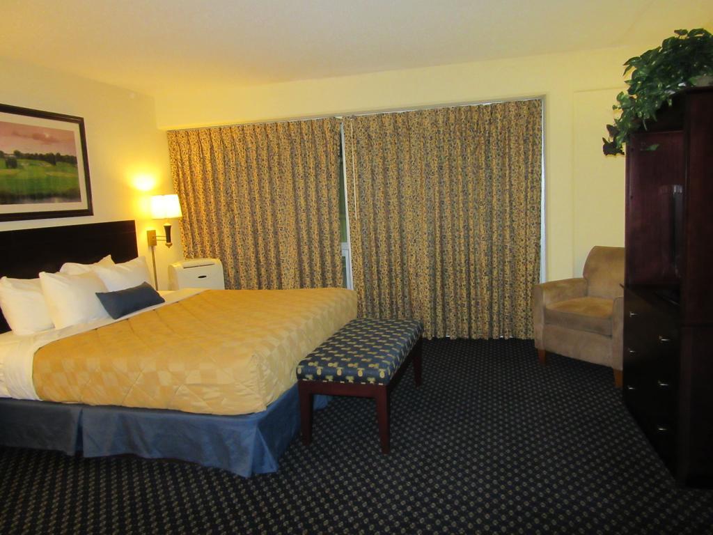 Atrium Hotel & Conference Center Hutchinson Buitenkant foto