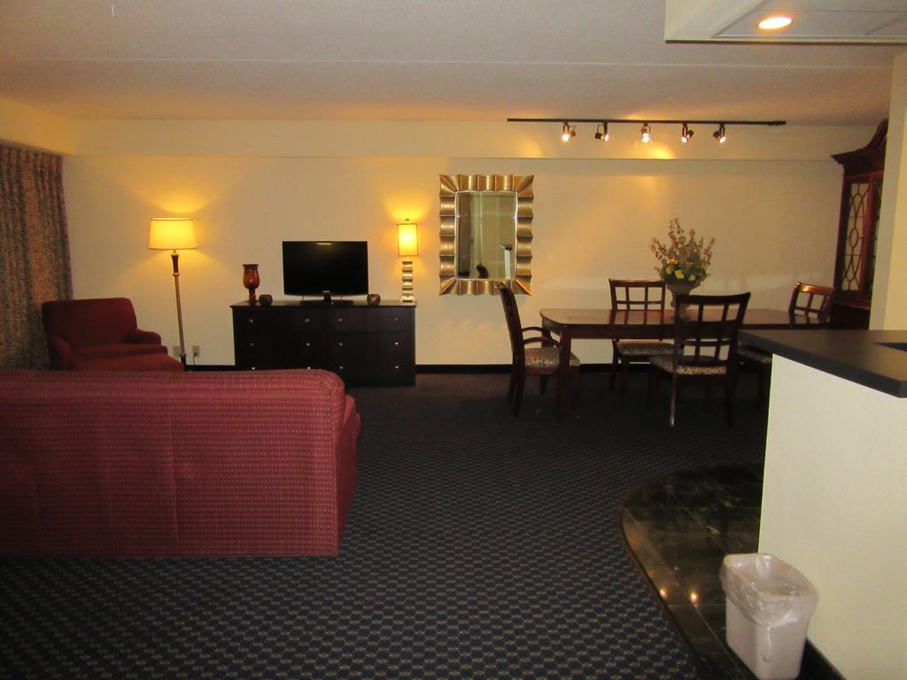 Atrium Hotel & Conference Center Hutchinson Buitenkant foto