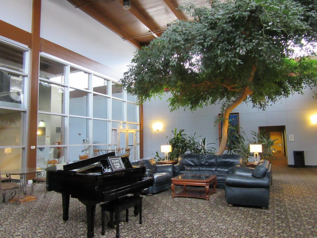 Atrium Hotel & Conference Center Hutchinson Buitenkant foto