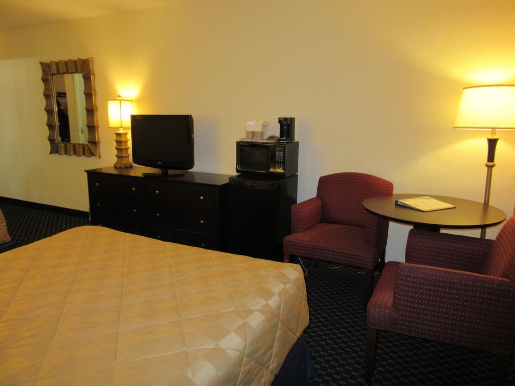 Atrium Hotel & Conference Center Hutchinson Buitenkant foto