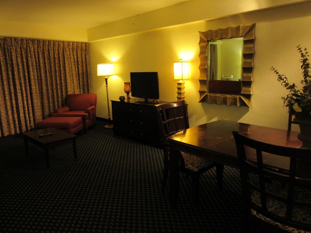Atrium Hotel & Conference Center Hutchinson Buitenkant foto