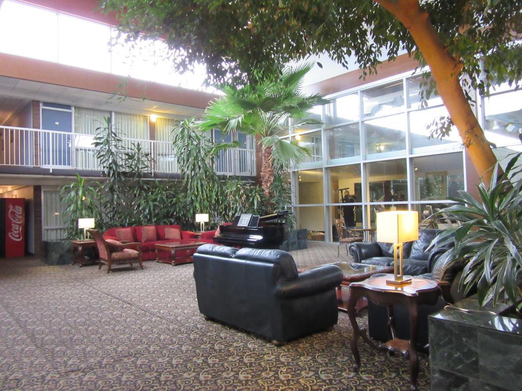 Atrium Hotel & Conference Center Hutchinson Buitenkant foto